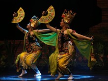 Tari Jejer Gandrung dan Andog Meriahkan Panggung Kesenian Cak Durasim