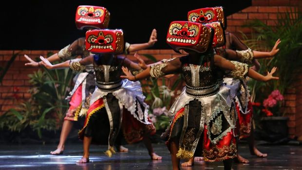 Penari dari sanggar Sayu Wiwit Aliyan, Banyuwangi membawakan tari Andog saat gelar karya dan prestasi di Gedung Kesenian Cak Durasim, Taman Budaya Jatim, Surabaya, Jawa Timur, Sabtu (11/10/2025). Pergelaran yang menampilkan tujuh karya seni tari khas Banyuwangi tersebut sebagai bentuk fasilitasi kesenian oleh Disbudpar Jawa Timur guna menumbuhkan semangat dan prestasi bagi masyarakat seni sekaligus melestarikan budaya Indonesia. ANTARA FOTO/Moch Asim/nym.