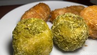 Gemblong matcha isi keju berbentuk bulat dengan ukuran tak begitu besar. Di luarnya dilapisi dengan gula cair dan bubuk matcha. Foto: Yenny Mustika Sari/detikcom