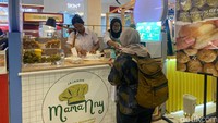 Gemblong dengan varian kekinian ini ditawarkan oleh Jajanan Mama Nny yang berlokasi di area jajan Gandaria City, Jakarta Selatan. Gerainya kecil tapi mudah ditemui, tepatnya berada di samping penjual es tebu. Foto: Yenny Mustika Sari/detikcom