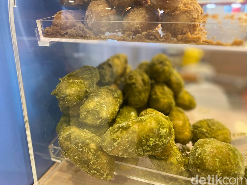 Gemblong matcha isi keju lumer di Gandaria City