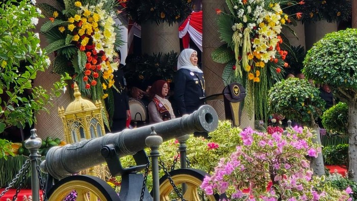 Gubernur Jawa Timur Khofifah Indar Parawansa  menghadiri upacara hari jadi Jawa Timur Ke-80