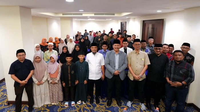 Gubernur Sulsel Andi Sudirman Sulaiman melepas 22 kafilah STQH Nasional 2025 Kendari.