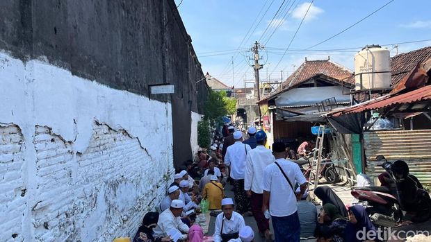 Suasana puncak Haul Habib Ali Bin Al Habsyi di Solo, Minggu (12/10/2025).