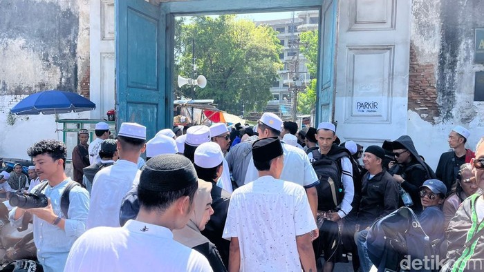 Suasana puncak Haul Habib Ali Bin Al Habsyi di Solo, Minggu (12/10/2025).