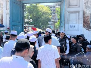 Puncak Haul Solo, Jemaah Padati Gang-gang Pasar Kliwon