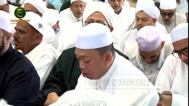 Menteri Agraria dan Tata Ruang RI, Nusron Wahid, hadir dalam puncak peringatan Haul Habib Ali Solo, Minggu (12/10/2025).