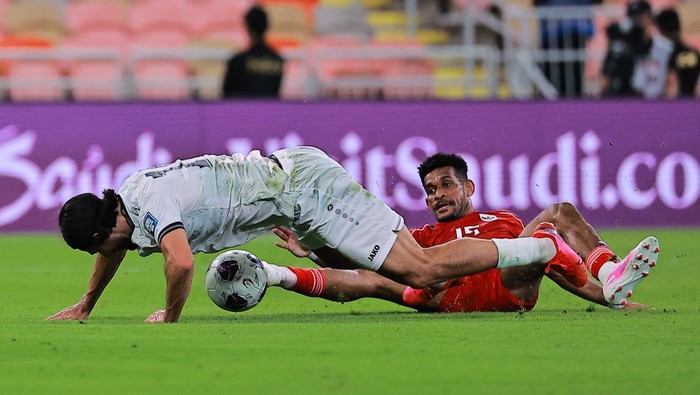 Soccer Football - FIFA World Cup - AFC Qualifiers - Group B - Iraq v Indonesia - King Abdullah Sport City, Jeddah, Saudi Arabia - October 11, 2025 Indonesias Ricky Kambuaya in action with Iraqs Kevin Yakob REUTERS/Stringer
