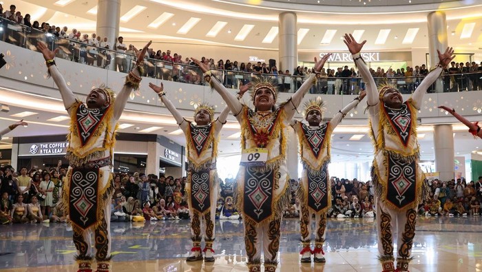 Peserta asal Papua menampilkan tari kontemporer pada pagelaran Indonesia Menari 2025 di Mal Trans Studio Makassar di Makassar, Sulawesi Selatan, Minggu (12/10/2025). Indonesia Menari 2025 yang diinisiasi Indonesia Kaya tersebut dilaksanakan secara serentak di 11 kota dan diikuti 8.000 peserta yang menampilkan tari kontemporer dengan koreografi khusus karya Bathara Saverigadi Dewandoro. ANTARA FOTO/Arnas Padda/tom.