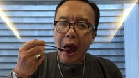 Selain jus, Ari Lasso juga sempat menunjukkan momen saat menikmati buah sehat. Di dalam mangkuk putih sudah tersedia potongan buah naga yang siap disantap. Foto: Instagram @ari_lasso