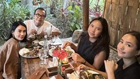 Salah satunya ini ketika pria kelahiran 1973 itu mengajak Dearly dan anak-anaknya makan di sebuah restoran Indonesia. Mereka tampak memesan menu yang sama, berupa nasi lauk dengan sayuran dan sambal lengkap. Foto: Instagram @ari_lasso