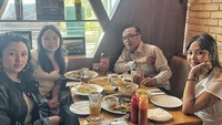 Untuk mengisi perut di siang hari, artis kelahiran Madiun itu mengajak anak-anaknya makan di restoran. Kali ini makanan yang dinikmati seperti masakan khas barat. Ada steak, pasta, dan masih banyak lagi. Foto: Instagram @ari_lasso