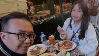 Bersama anak perempuannya Alessandra Lasso, mereka menikmati waktu brunch bersama. Ari Lasso terlihat memesan sepiring olahan bacon dan toast. Sedangkan anaknya memesan hidangan burger. Terlihat nikmat ya? Foto: Instagram @ari_lasso