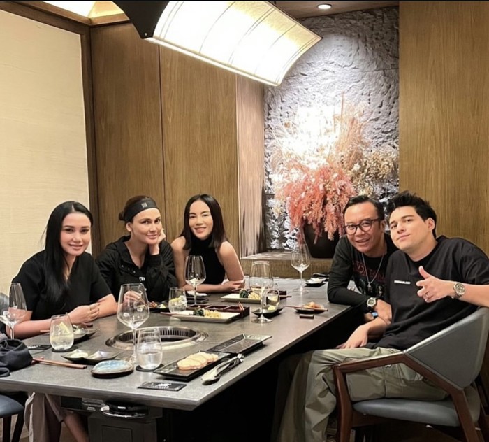 Intip Keseruan Ari Lasso Makan di Restoran bersama Anak-Anaknya
