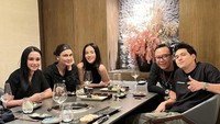 Tak hanya bersama anak dan keluarga,  pria 52 tahun itu juga sempat makan bersama Luna Maya, Maxime, dan rekan lainnya. Mereka makan malam di restoran Nikuzen yang dikenal dengan wagyu premium dan pengalaman omakasenya. Foto: Instagram @ari_lasso