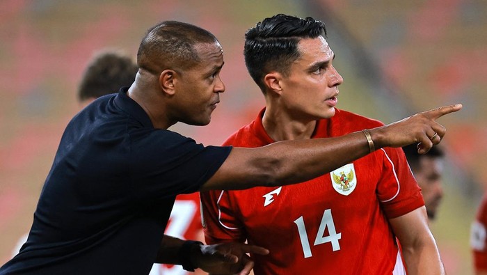 Soccer Football - FIFA World Cup - AFC Qualifiers - Group B - Iraq v Indonesia - King Abdullah Sport City, Jeddah, Saudi Arabia - October 11, 2025 Indonesia coach Patrick Kluivert gives instructions to Indonesias Joel Pelupessy REUTERS/Stringer