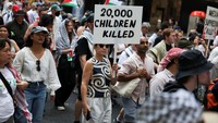 Aksi damai digelar oleh Palestine Action Group, memperkirakan 30.000 peserta hadir dalam unjuk rasa besar mendukung Gaza, Minggu (12/10/2025). Foto: REUTERS/Hollie Adams