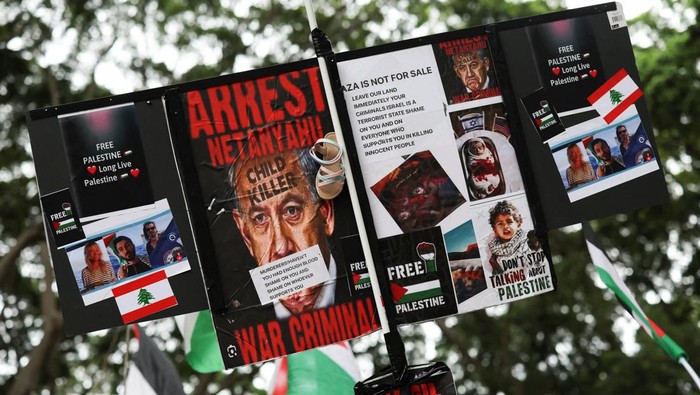 Demonstrators hold a banner during the 'Nationwide March for Palestine', after a ceasefire between Israel and Hamas in Gaza went into effect, in Sydney, Australia, October 12, 2025. REUTERS/Hollie Adams