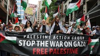Massa aksi pro-Palestina memenuhi pusat kota Sydney, Australia, membawa bendera dan spanduk dukungan untuk warga Gaza di tengah gencatan senjata. Foto: REUTERS/Hollie Adams
