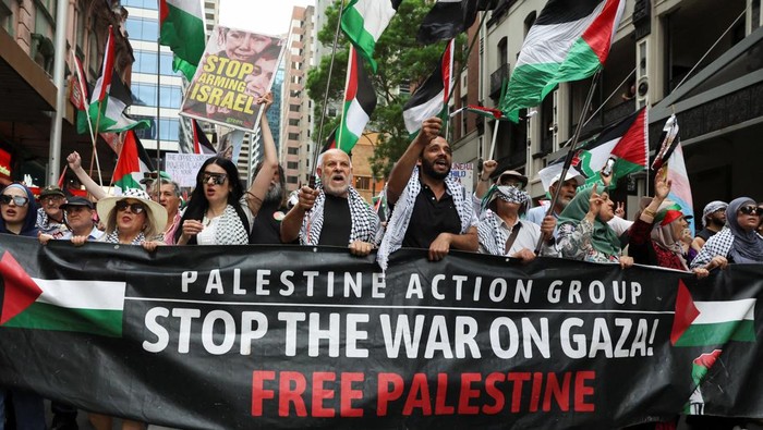 Demonstrators hold a banner during the 'Nationwide March for Palestine', after a ceasefire between Israel and Hamas in Gaza went into effect, in Sydney, Australia, October 12, 2025. REUTERS/Hollie Adams