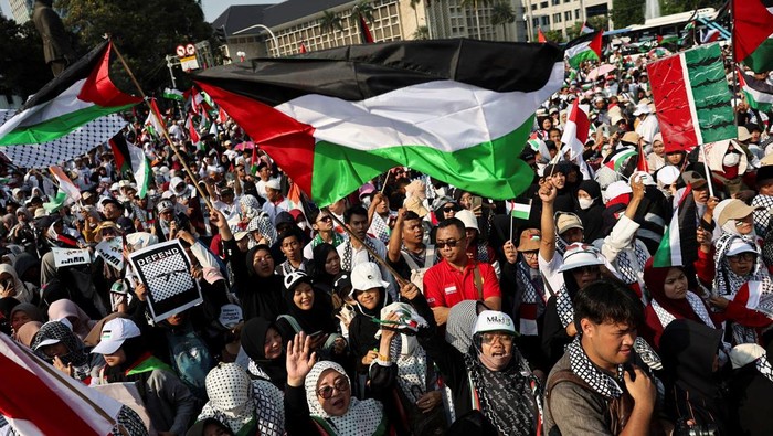 ISRAEL-PALESTINIANS/INDONESIA People wave Palestinian flags during a rally in support of Palestinians in Gaza, after a ceasefire between Israel and Hamas in Gaza went into effect, in Jakarta, Indonesia, October 12, 2025. REUTERS/Willy Kurniawan