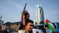 Mereka bergerak sambil meneriakkan from the river to the sea, Palestine will be free. Mereka juga membawa bendera Palestina dan Merah Putih. Foto: REUTERS/Willy Kurniawan