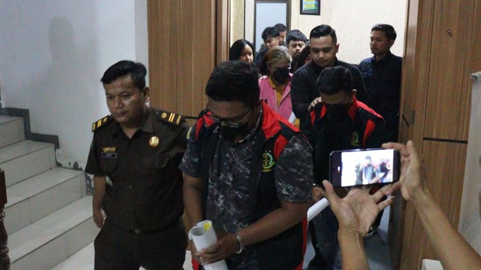 Jaksa saat menahan tiga tersangka korupsi pupuk subsidi. (Foto: Dok Kejari Rokan Hulu)