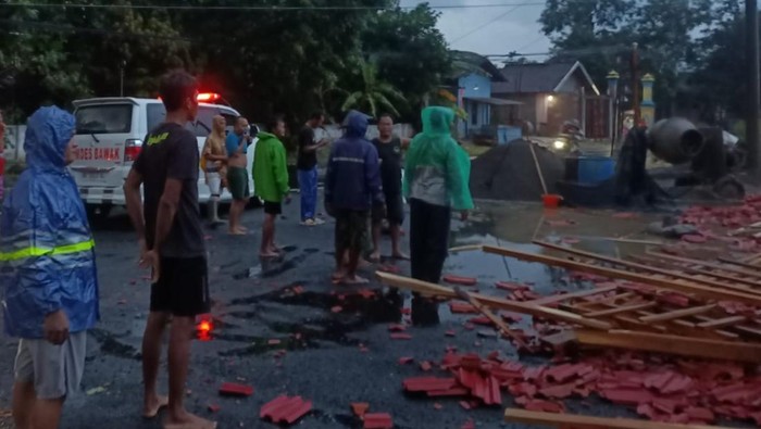 Joglo di Desa Bawak, Cawas ambruk diterjang hujan dan angin kencang, Minggu (12/10/2025).