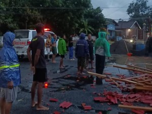 Hujan Angin di Klaten, Warga Karangturi Tertimpa Bangunan Ambruk
