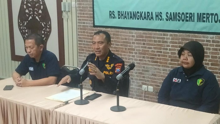 Kabid Dokkes Polda Jatim Kombes M.Khusnan saat konferensi pers di RS Bhayangkara