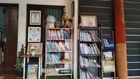 Kampung Dongeng juga menyediakan pojok baca yang berisi buku-buku anak dengan berbagai jenis serta genre. Bahan-bahan bacaan inilah yang memperluas imajinasi anak hingga bisa merangkai kalimat menjadi sebuah dongeng (dok. Qonita Hamidah/detikTravel).