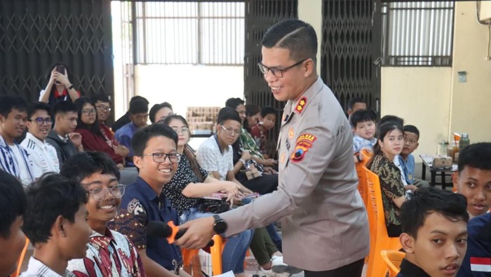 Kapolres Purbalingga, AKBP Achmad Akbar, saat mengisi seminar di Gereja Katolik Santo Agustinus, Purbalingga, Minggu (12/10/2025).