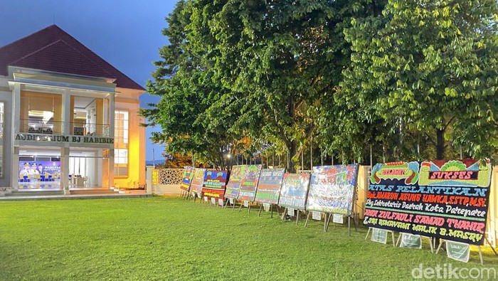 Karangan bungan berjejer di Auditorium BJ Habibie menjelang pelantikan Amarun Agung Hamka menjadi Sekda Parepare.