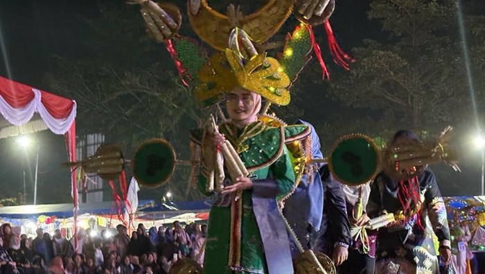 Karnaval batik meriahkan HUT ke-26 Kabupaten Kuantan Singingi, Sabtu (11/10/2025).