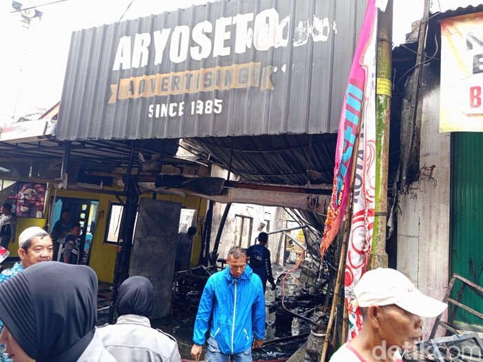 Kondisi percetakan Aryosetyo Avertising di Jalan Ikhlas Magersari, Magelang, yang terbakar pada Minggu (12/10/2025) pagi.