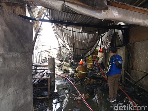 Kondisi percetakan Aryosetyo Avertising di Jalan Ikhlas Magersari, Magelang, yang terbakar pada Minggu (12/10/2025) pagi.