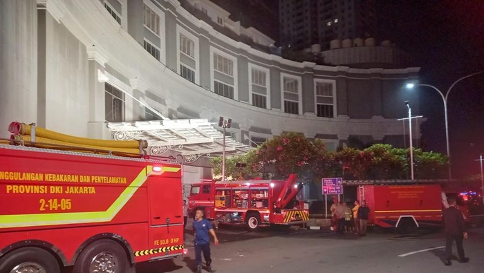 Kebakaran di salah satu mal di Kelapa Gading, Jakarta Utara, pada Minggu (12/10) dini hari. (dok. ist)