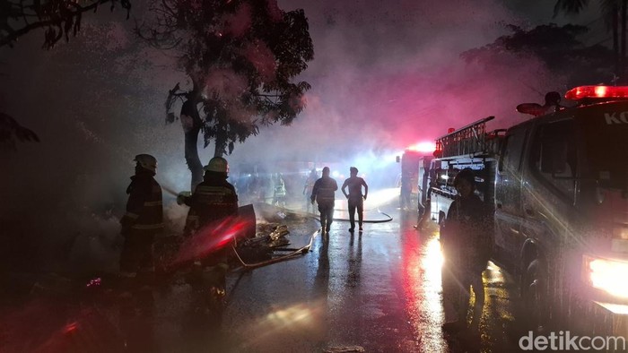 Kebakaran hanguskan rumah dan ruko di Pekanbaru. (Foto: Dok Raja Adil Siregar)