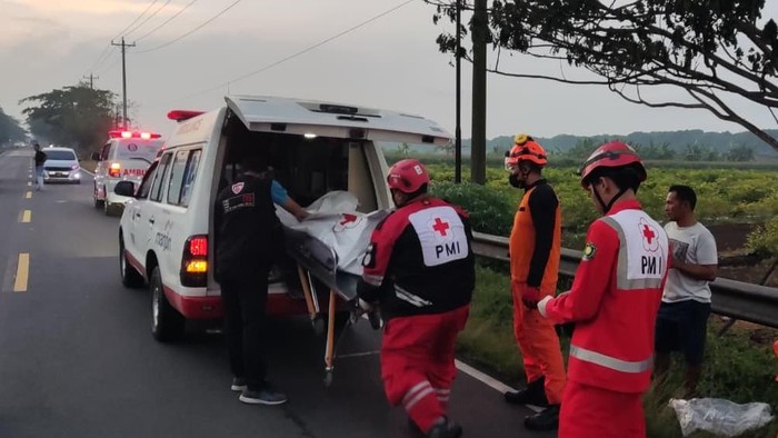 Jenazah korban tewas tabrakan Hiace dan truk tronton di Jalan Daendels, Purworejo, dievakuasi ke dalam ambulans, Minggu (12/10/2025).