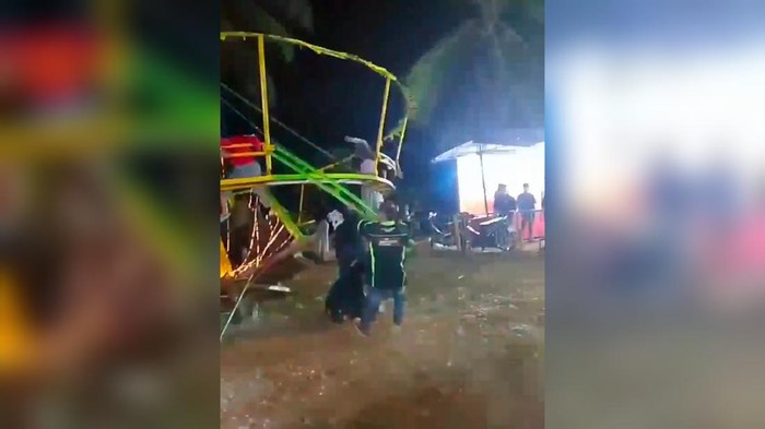 Momen wahana pasar malam di Bener, Purworejo, yang tiba-tiba ambruk pada Sabtu (12/10/2025) malam.