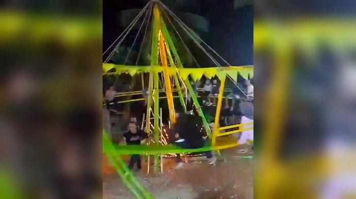 Momen wahana pasar malam di Bener, Purworejo, yang tiba-tiba ambruk pada Sabtu (12/10/2025) malam.