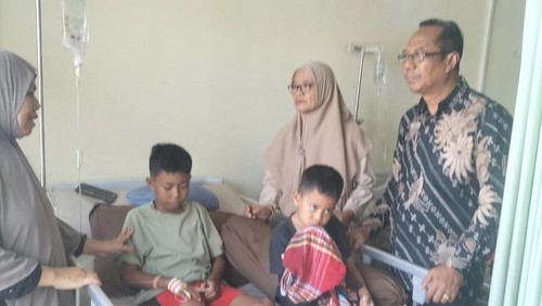 Kepala Dikpora Kota Bima, Mahfud dan Pj Sekda, Mariamah menjenguk siswa keracunan MBG yang masih dirawat di RSUD Kota Bima, Minggu, (12/10/2025).