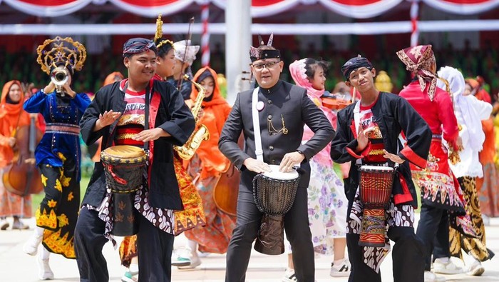 Kepala Dinas Pendidikan Jawa Timur, Aries Agung Paewai menabuh alat perkusi kendang Jimbe dengan lincah.