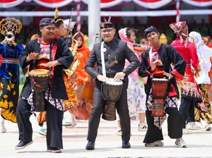 Aksi Kadindik Jatim Bermain Jimbe di Upacara HUT ke-80 Jatim