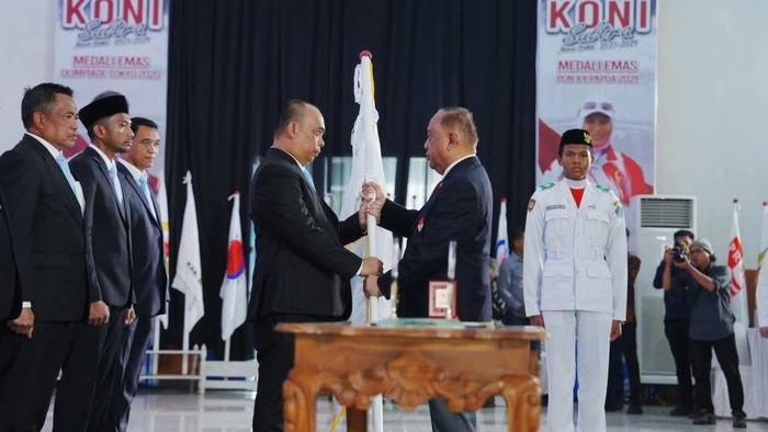Ketua Umum KONI Letjen TNI (Purn) Marciano Norman (kanan) melantik Andi Ady Aksar (kiri) menjadi Ketua KONI Sultra.