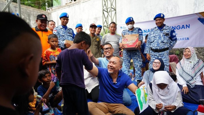 Ketum PAN Zulhas sambangi pengungsi kebakaran Pancoran, Jaksel.