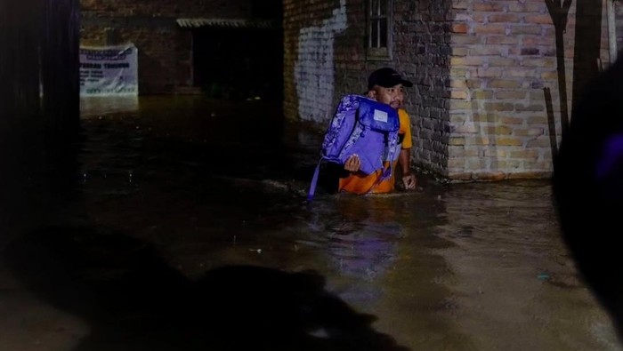 Kondisi banjir di Jalan Luku 1, Kelurahan Kwala Bekala, Kecamatan Medan Johor, tadi malam. (dok. Instagram Wali Kota Medan Rico Waas)