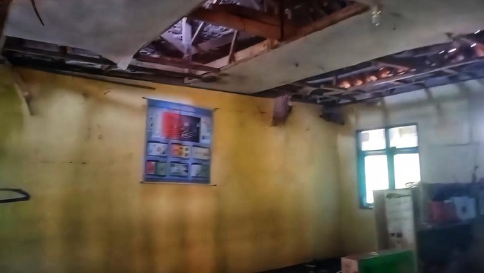 Kondisi ruang kelas yang rusak di SDN Nagrak Cikelat.