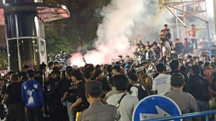 Konser musik di Jalan Kusuma Bangsa, Surabaya dibubarkan aparat karena tak kantongi izin
