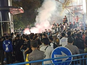Rusuh Konser Musik di Surabaya gegara Tak Berizin-Ditonton Pesilat